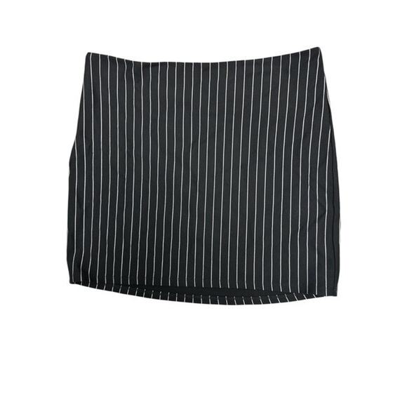 Naked Wardrobe Large Mini Skirt Black White Pinstripe Rayon Hidden Side Zipper - Picture 1 of 4